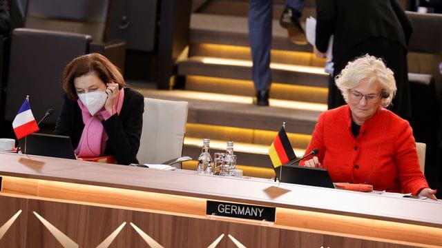 Verteidigungsministerin Christine Lambrecht (SPD) bei einer Sitzung der Nato-Verteidigungsminsiter in Brüssel.