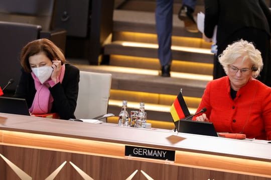 Verteidigungsministerin Christine Lambrecht (SPD) bei einer Sitzung der Nato-Verteidigungsminsiter in Brüssel.