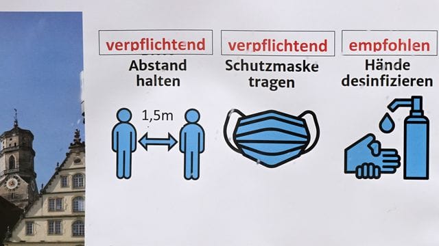 Ein Hinweisschild mit Corona-Regeln in der Stuttgarter Innenstadt. Ein Hinweisschild mit Corona-Regeln in der Stuttgarter Innenstadt.