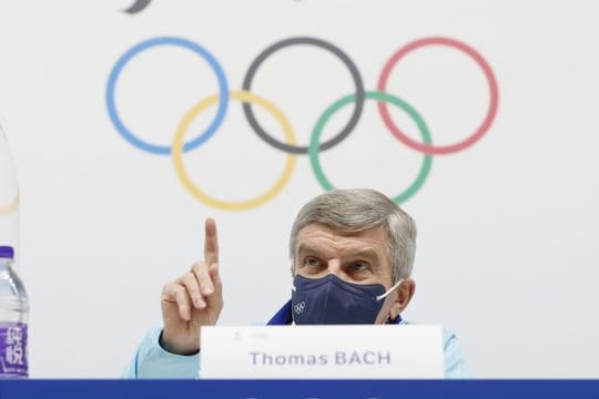 Thomas Bach, Präsident des Internationalen Olympischen Komitees (IOC), spricht auf einer Pressekonferenz.