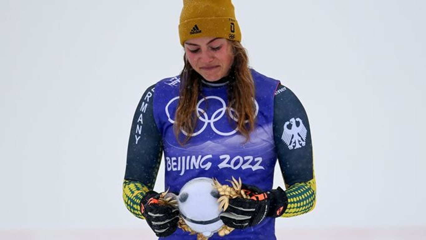 Skicrosserin Daniela Maier kämpft während der Flower Ceremony nach ihrem Bronze-Erfolg mit den Tränen.