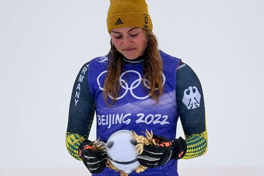 Skicrosserin Daniela Maier kämpft während der Flower Ceremony nach ihrem Bronze-Erfolg mit den Tränen.