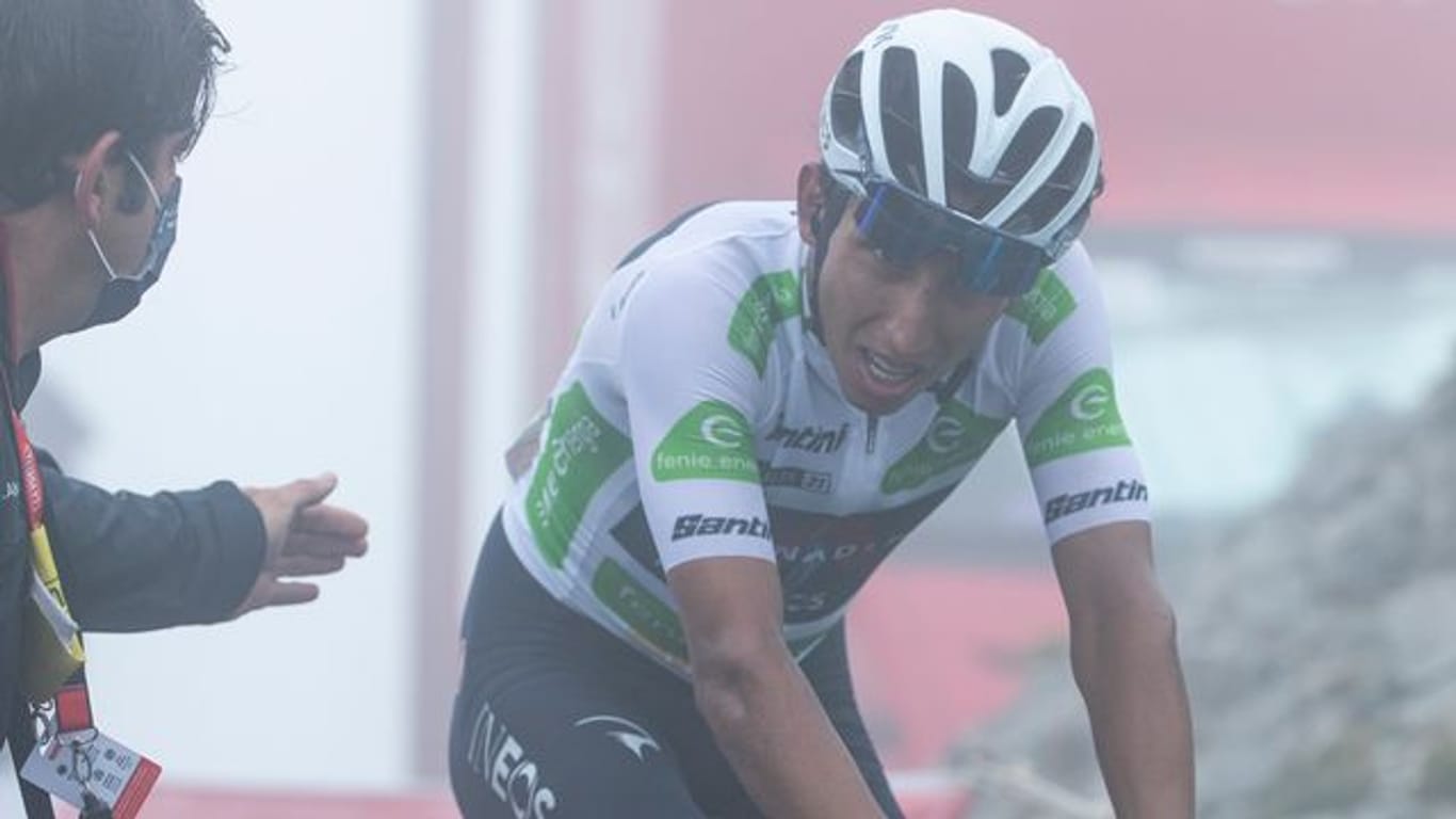 Der kolumbianische Radprofi Egan Bernal trainiert nur 24 Tage nach seinem schweren Sturz bereits wieder auf einem Heimtrainer.