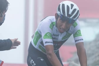 Der kolumbianische Radprofi Egan Bernal trainiert nur 24 Tage nach seinem schweren Sturz bereits wieder auf einem Heimtrainer.