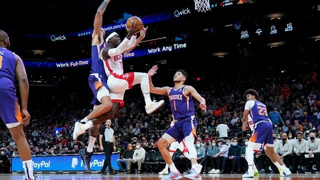 Houstons Guard Dennis Schröder (m) zieht zum Korb.
