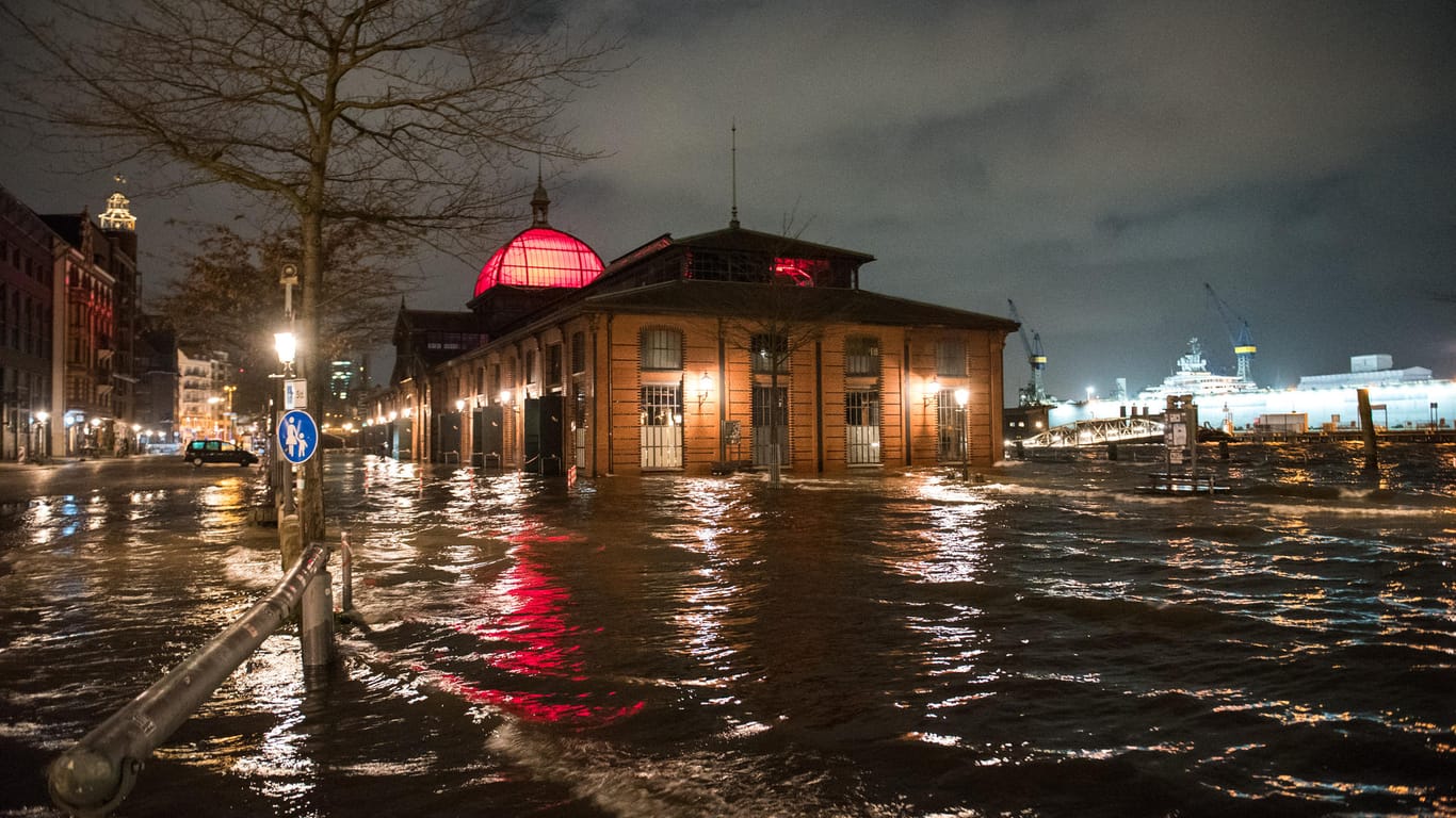 Hamburg: Der Fischmarkt mit der Fischauktionshalle ist am Morgen während einer Sturmflut beim Hochwasser der Elbe überschwemmt.
