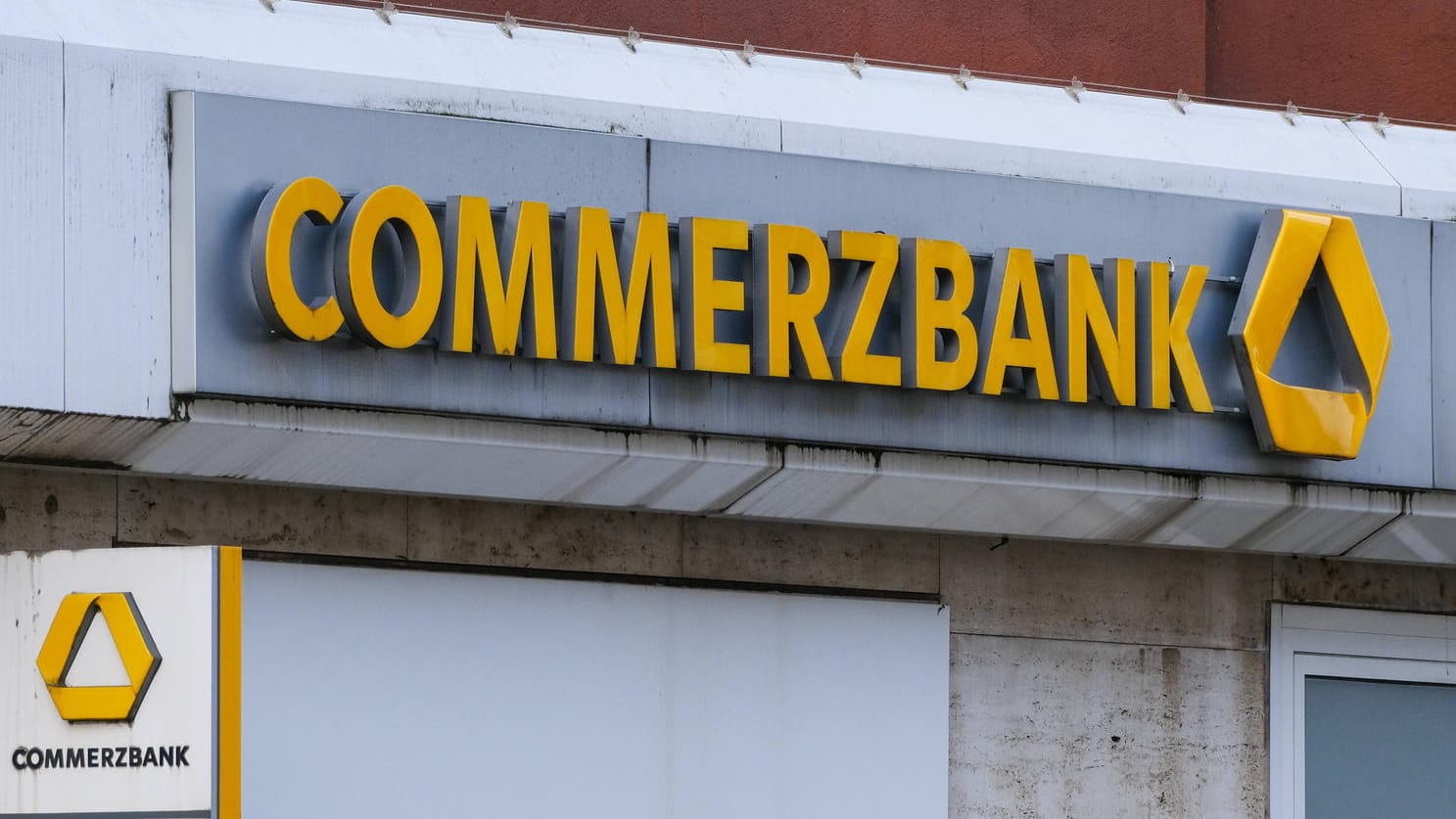 Commerzbank-Filiale in Düsseldorf (Symbolbild): Teil des Sparkurses ist auch, dass Hunderte Geschäftsstellen dichtmachen.