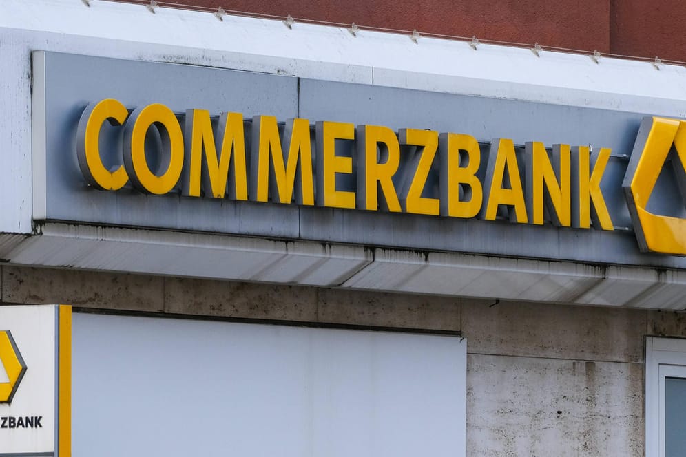 Commerzbank-Filiale in Düsseldorf (Symbolbild): Teil des Sparkurses ist auch, dass Hunderte Geschäftsstellen dichtmachen.