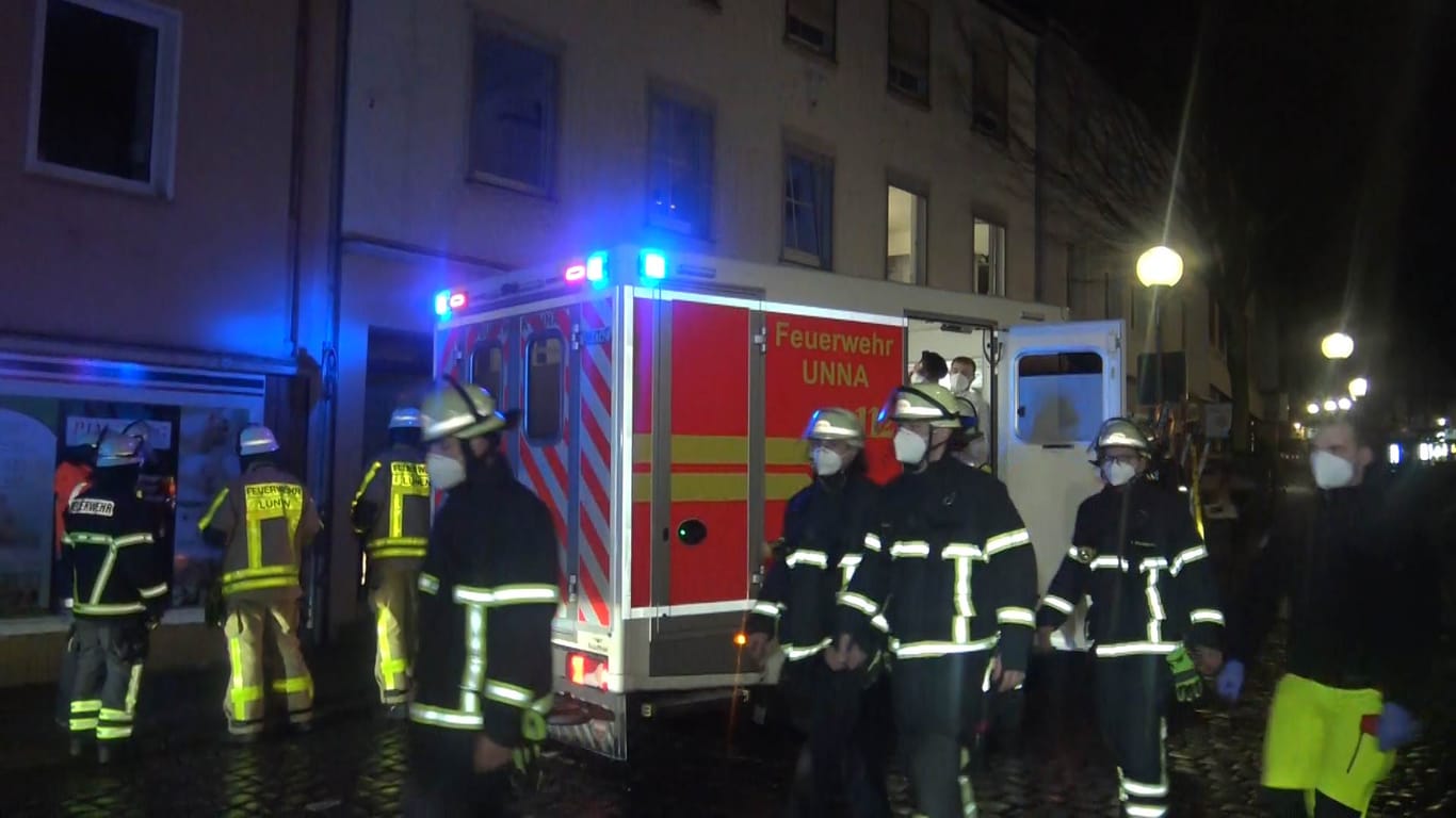 Feuerwehrleute vor Ort: Insgesamt waren neun Rettungswagen im Einsatz.