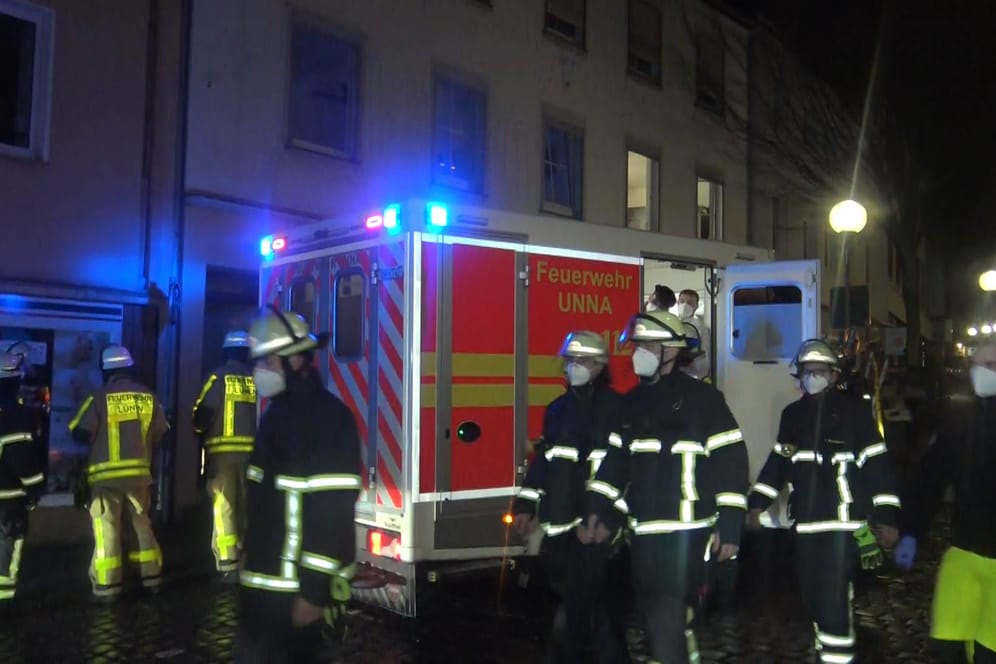 Feuerwehrleute vor Ort: Insgesamt waren neun Rettungswagen im Einsatz.