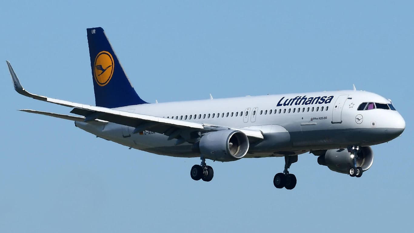 Ein Airbus A320 der Lufthansa (Symbolbild): Der Flugzeugbauer Airbus flog einen Rekordgewinn ein.