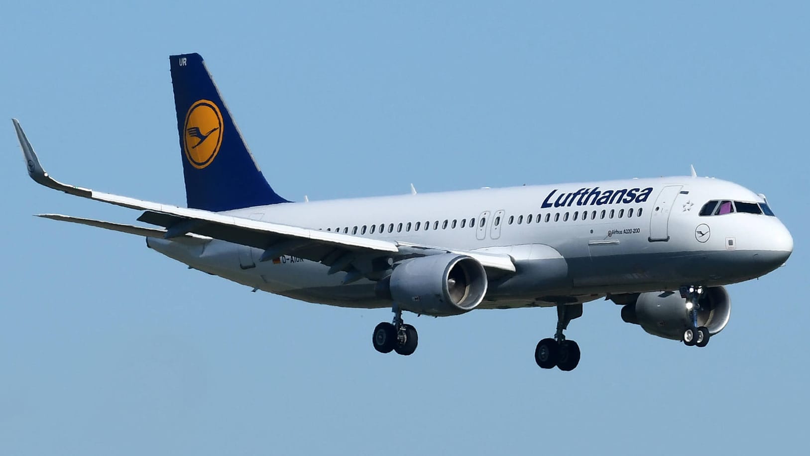 Ein Airbus A320 der Lufthansa (Symbolbild): Der Flugzeugbauer Airbus flog einen Rekordgewinn ein. Ein Airbus A320 der Lufthansa (Symbolbild): Der Flugzeugbauer Airbus flog einen Rekordgewinn ein.