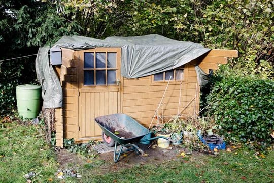 Manch eine Gartenhütte fällt heftigen Stürmen zum Opfer.