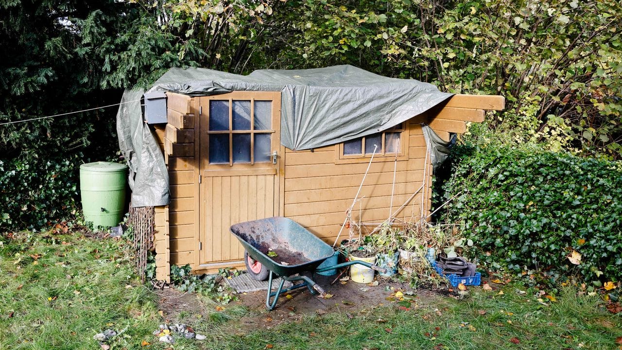 Manch eine Gartenhütte fällt heftigen Stürmen zum Opfer.