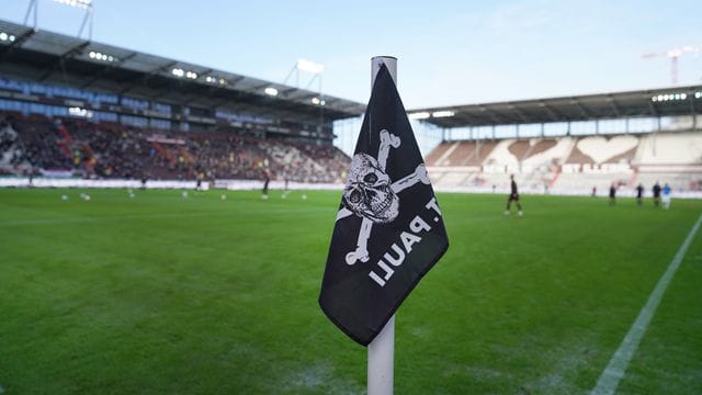 Blick auf eine Eckfahne mit Totenkopf-Logo im Millerntor-Stadion.