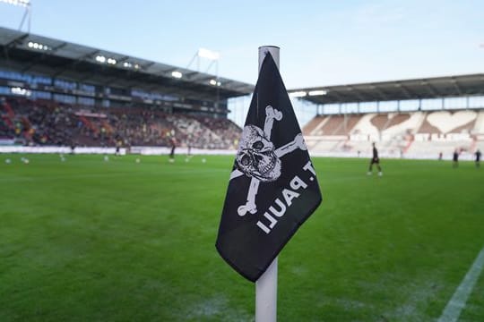 Blick auf eine Eckfahne mit Totenkopf-Logo im Millerntor-Stadion.