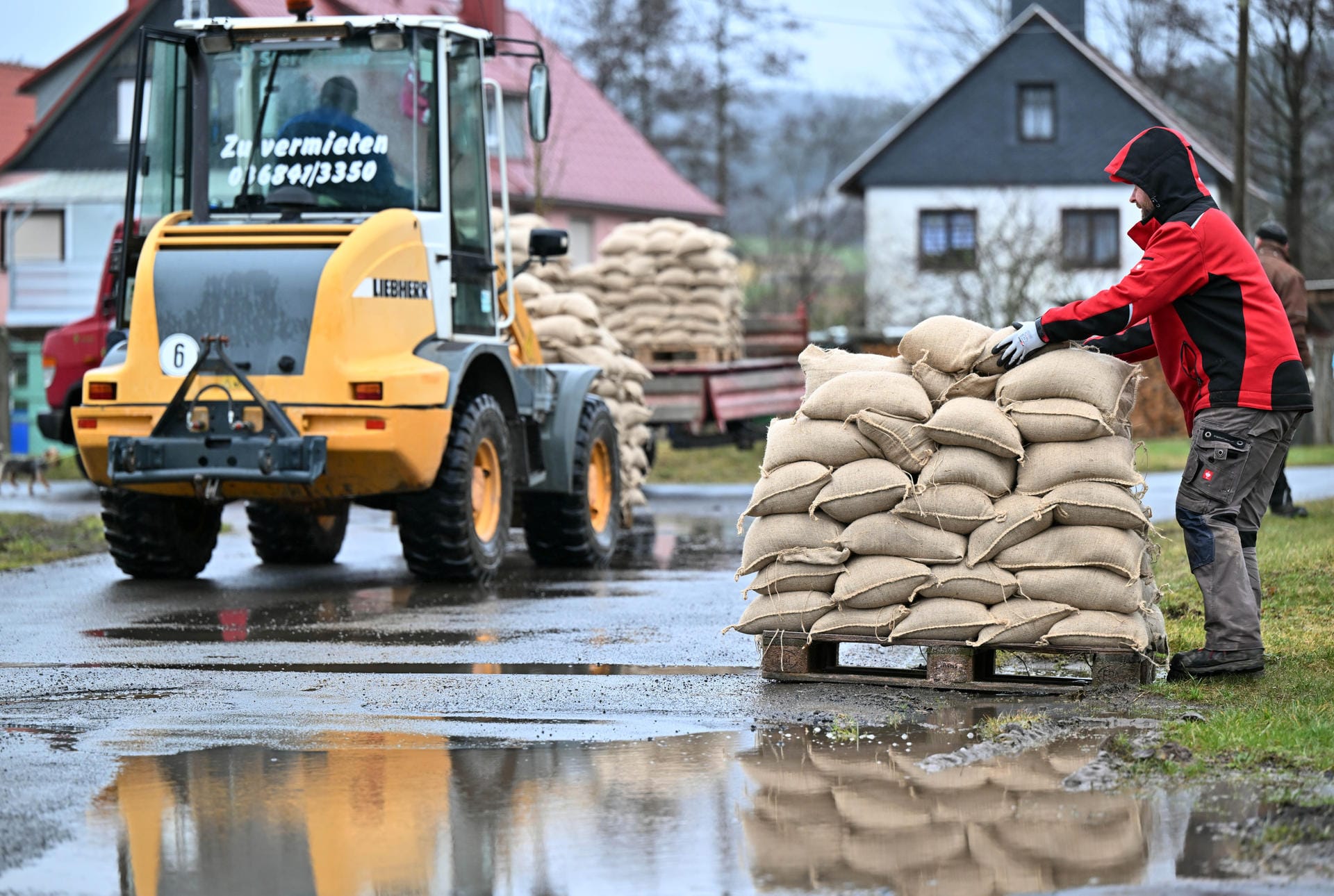 Thüringen, Rappelsdorf: An der Werra wappneten sich die Menschen am Donnerstag mit Sandsäcken gegen das angekündigte Hochwasser. Schwere Überschwemmungen blieben bislang aus – doch für den Vormittag warnt der DWD vor starken Gewittern in Thüringen.