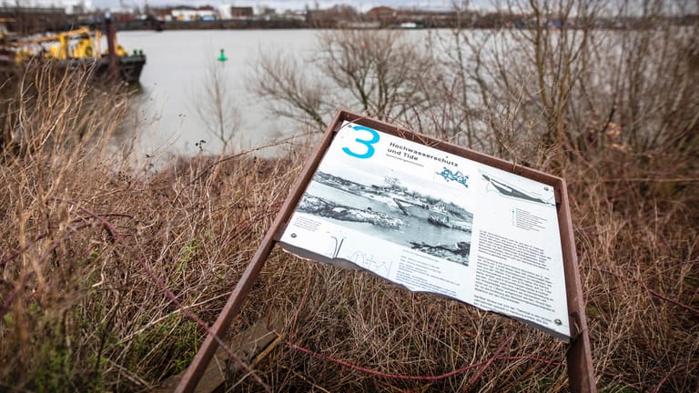 Schild zur Geschichte der Sturmflut von 1962 am Klütjenfelder Hauptdeich: Mehr als 300 Menschen sind durch die Flut gestorben.