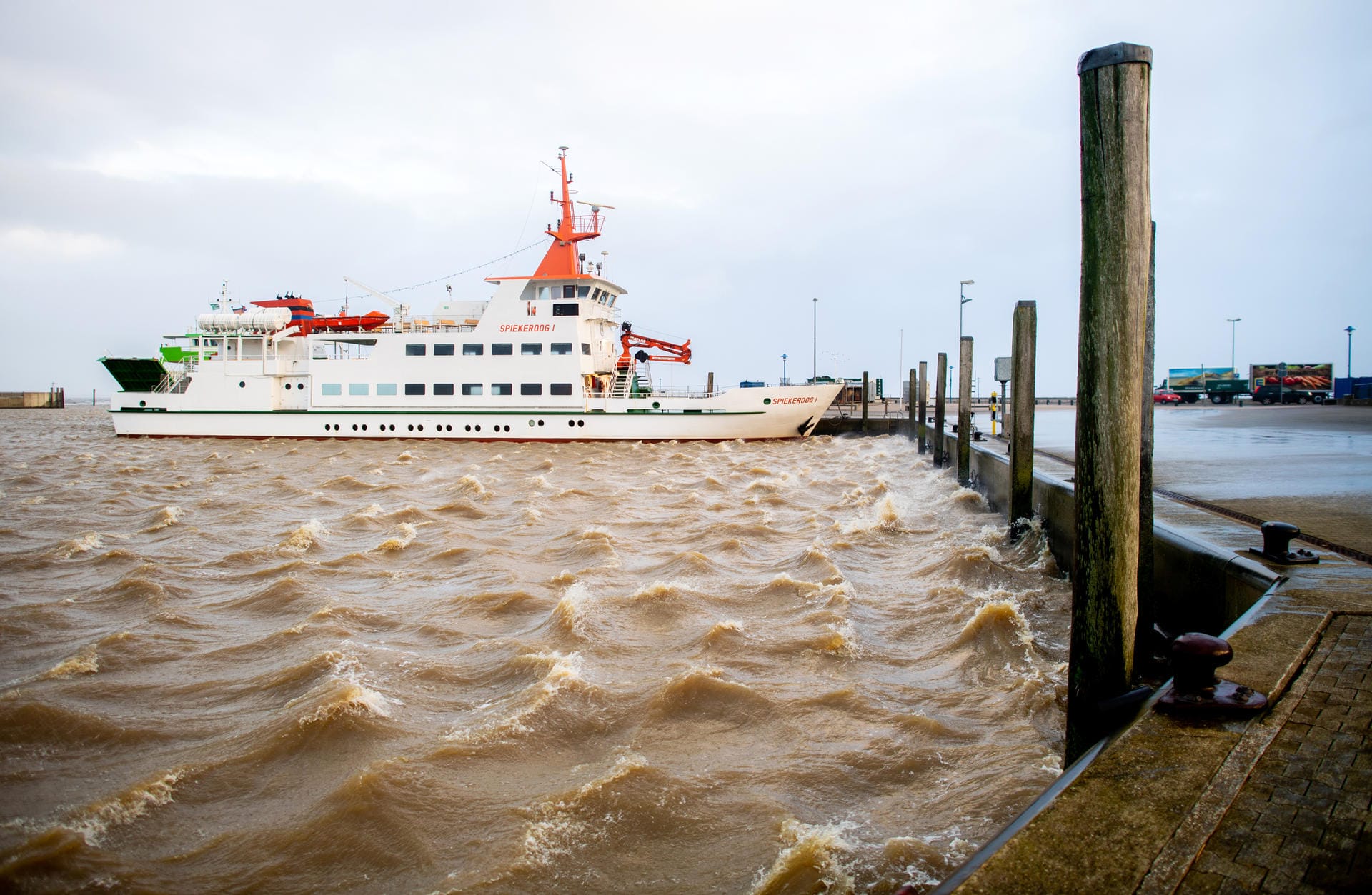 Niedersachsen, Neuharlingersiel: Die Nordsee ist an der Hafeneinfahrt vom starken Wind aufgewühlt. Aufgrund der erhöhten Wasserstände haben viele Fährbetriebe an der Küste den Fährverkehr zu den Ostfriesischen Inseln abgesagt.