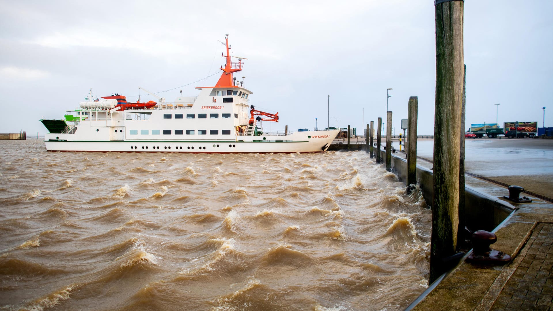 Niedersachsen, Neuharlingersiel: Die Nordsee ist an der Hafeneinfahrt vom starken Wind aufgewühlt. Aufgrund der erhöhten Wasserstände haben viele Fährbetriebe an der Küste den Fährverkehr zu den Ostfriesischen Inseln abgesagt.