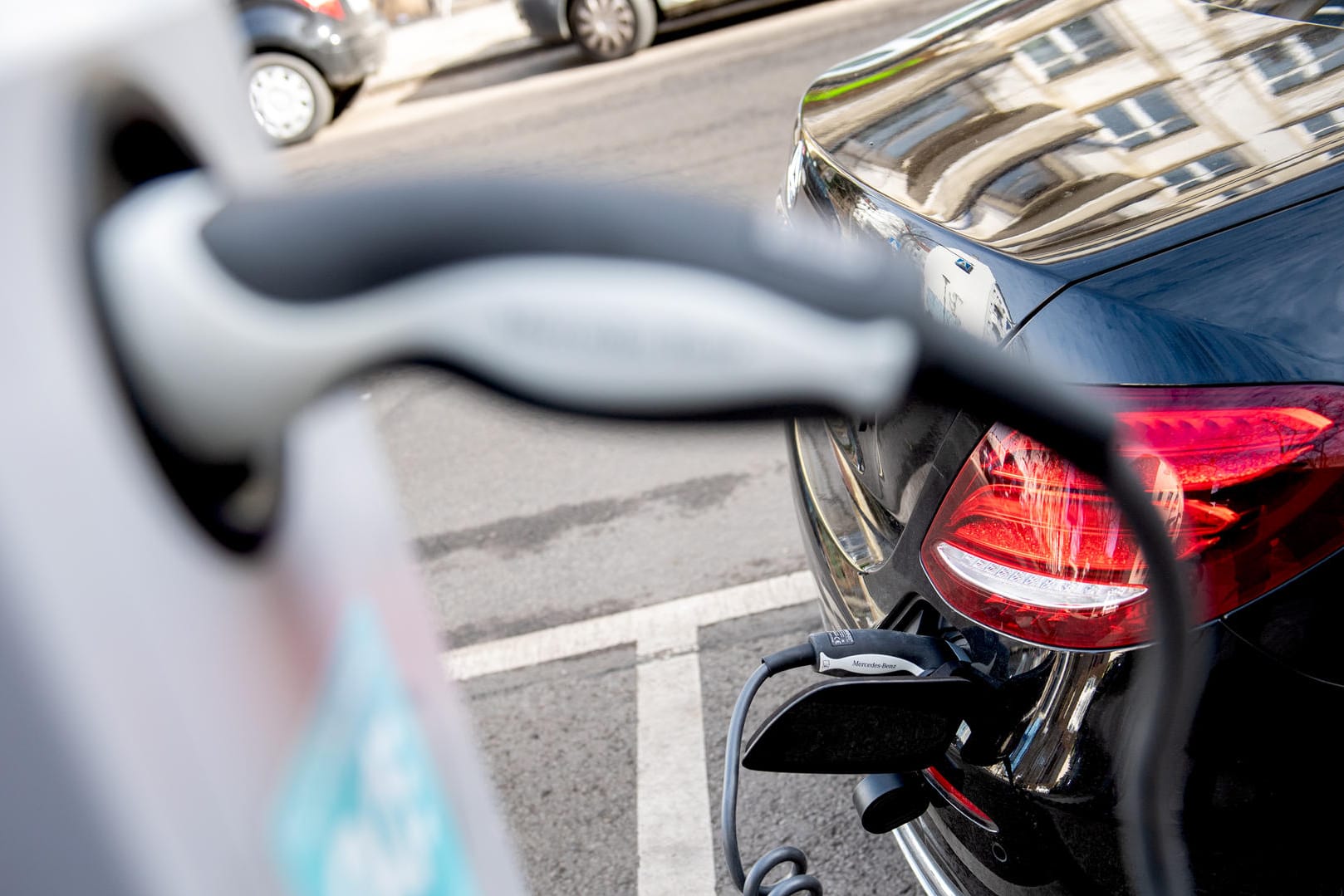 E-Auto an der Ladestation (Symbolbild): Mit dem E-Auto können Besitzer Geld verdienen. E-Auto an der Ladestation (Symbolbild): Mit dem E-Auto können Besitzer Geld verdienen.