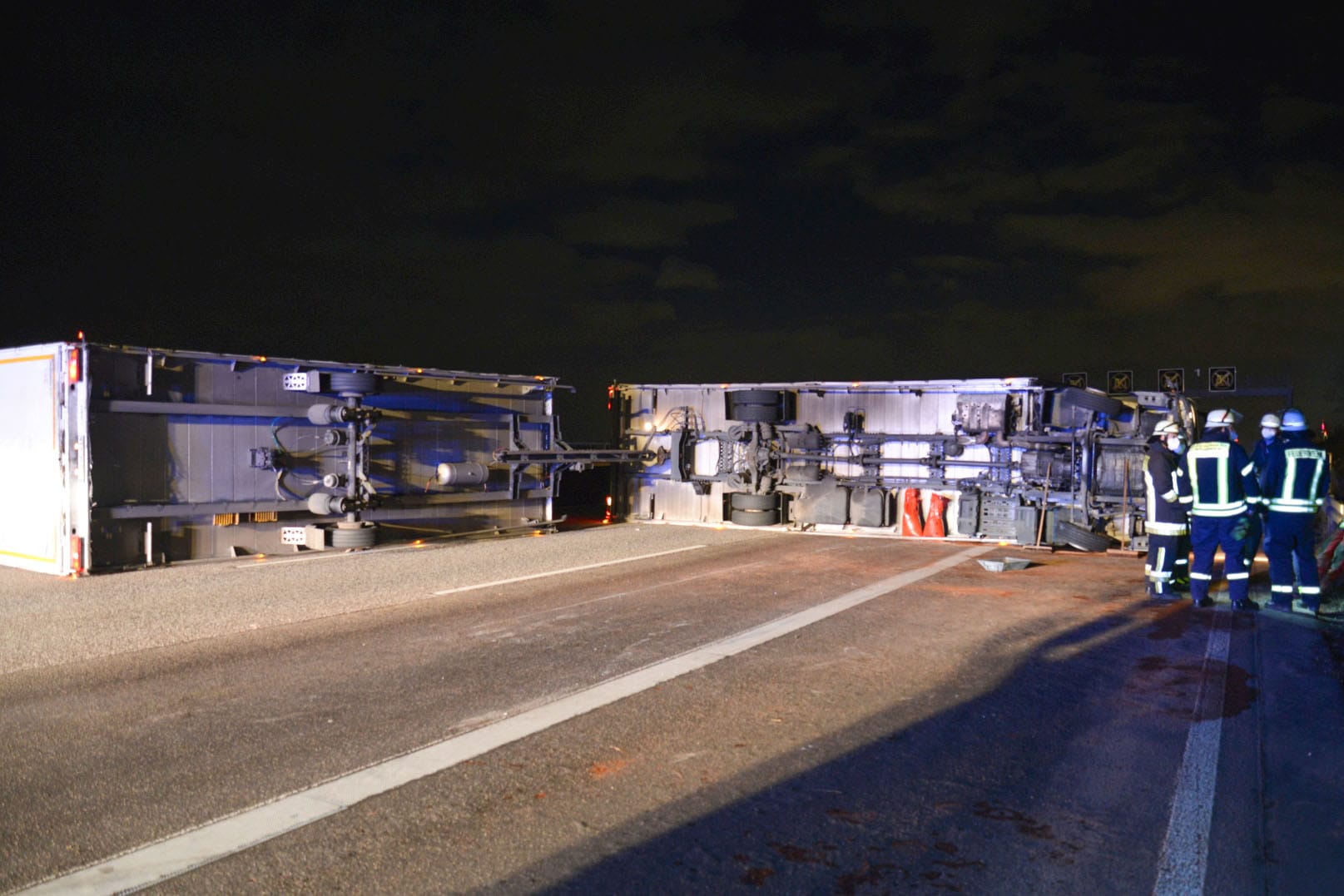 Der Lkw liegt quer über die gesamte Fahrbahn: Der mit Styropor beladene Lastwagen sorgte am Donnerstagmorgen für lange Staus auf der A5.