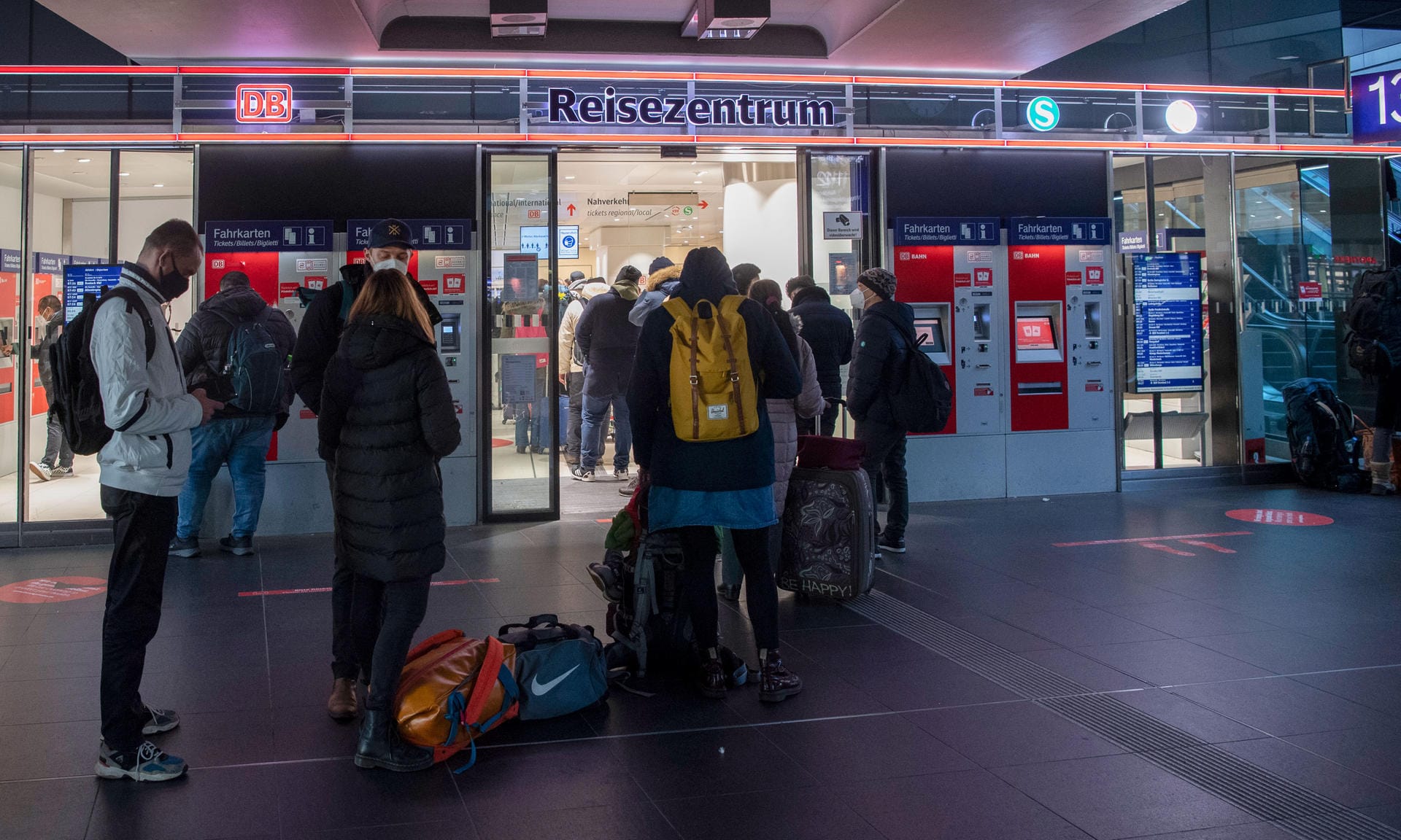 Berlin: Lange Schlangen bilden sich vor den Reisezentren in den Bahnhöfen. Die Deutsche Bahn hat zahlreiche Ausfälle im Fernverkehr angekündigt. Betroffene Bundesländer: Nordrhein-Westfalen, Niedersachsen, Bremen, Hamburg, Schleswig-Holstein, Mecklenburg-Vorpommern, Brandenburg und Berlin.