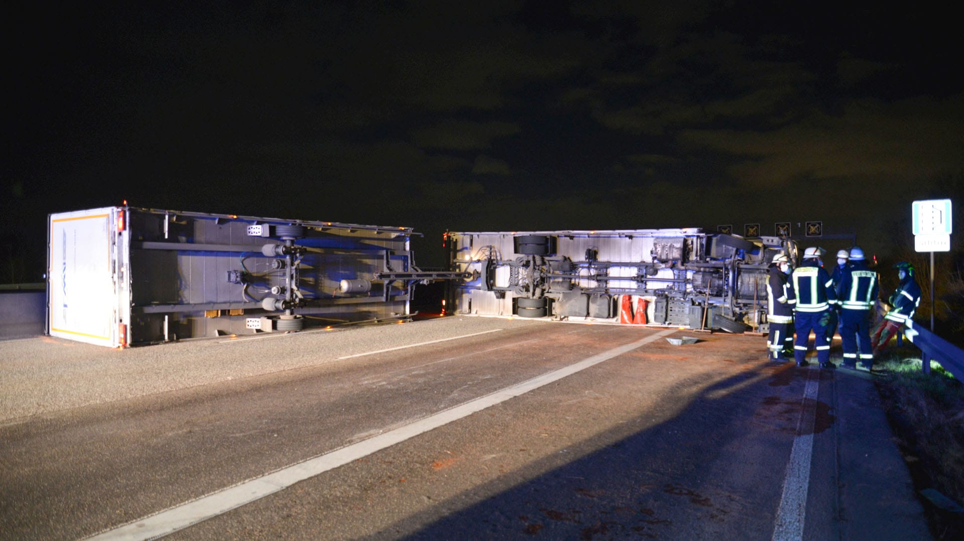 Hessen, Bad Homburg: Auf der A5 stürzte in der Nacht ein mit Styropor beladener LKW mit Anhänger um. Auch auf anderen Strecken kam es zu Sperrungen durch Fahrzeuge, die von Windböen erfasst worden und umgekippt waren.