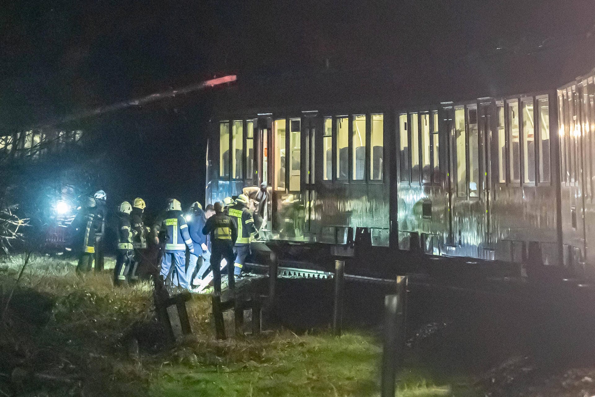 Nordrhein-Westfalen, Marienheide: Auch im Regionalverkehr kommt es zu zahlreichen Einschränkungen. Auf der Strecke des RB25 von Engelskirchen nach Marienheide hat ein Baum den Verkehr lahmgelegt. Die Feuerwehr geleitete zehn Fahrgäste in einen Ersatzzug, der hier abgebildet ist.