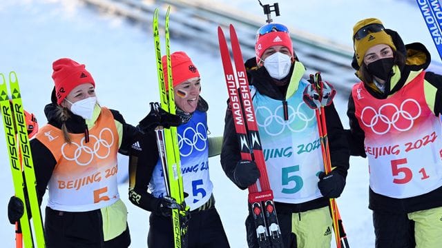 Die Biathletinnen Franziska Preuss (l-r), Denise Herrmann, Vanessa Hinz und Vanessa Voigt aus Deutschland freuen sich im Ziel über die Bronzemedaille.