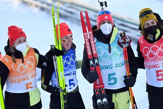 Die Biathletinnen Franziska Preuss (l-r), Denise Herrmann, Vanessa Hinz und Vanessa Voigt aus Deutschland freuen sich im Ziel über die Bronzemedaille.