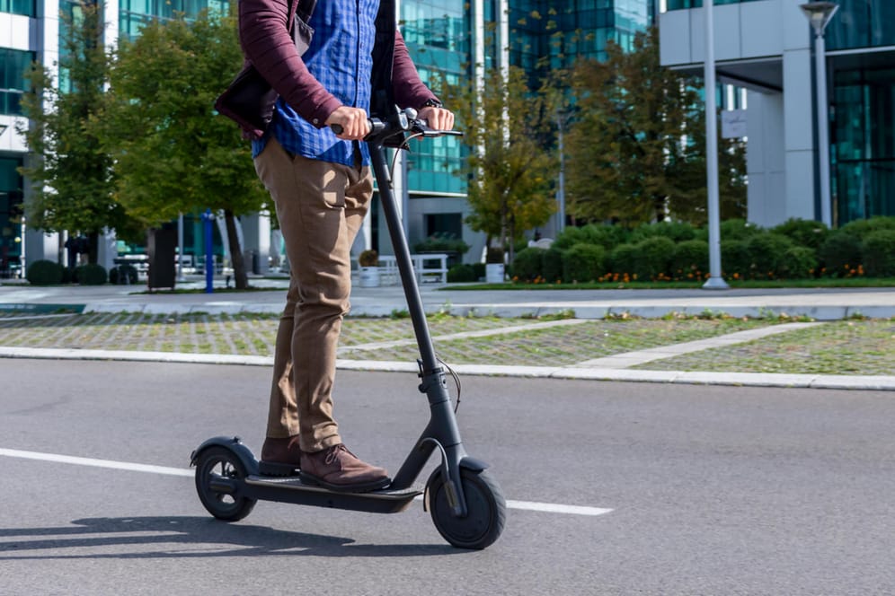 Heute ist ein E-Scooter mit Straßenzulassung bei Media Markt so günstig wie nie zuvor!