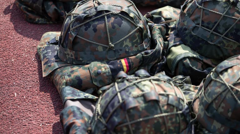 Bundeswehr-Helme (Symbolbild): Deutschland wollte der Ukraine 5.000 Militärhelme aus Bundeswehrbeständen liefern.