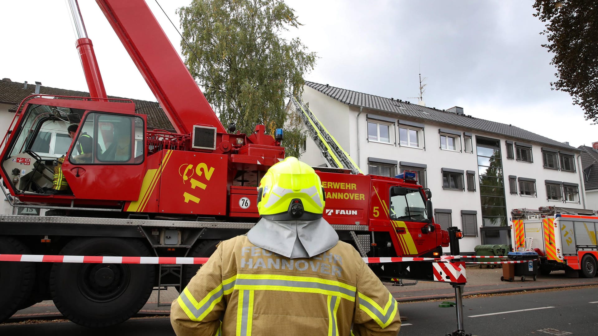 Die Feuerwehr ist mit einem Kran im Einsatz (Archivbild): Insgesamt mussten die Einsatzkräfte in der Nacht zwölfmal ausrücken. Die Feuerwehr ist mit einem Kran im Einsatz (Archivbild): Insgesamt mussten die Einsatzkräfte in der Nacht zwölfmal ausrücken.