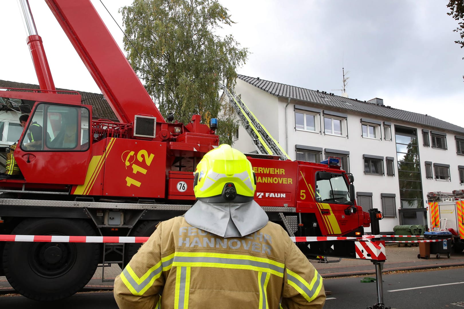 Die Feuerwehr ist mit einem Kran im Einsatz (Archivbild): Insgesamt mussten die Einsatzkräfte in der Nacht zwölfmal ausrücken.