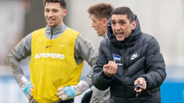 Hertha-Trainer Tayfun Korkut (r) sieht bei seiner Mannschaft keine Mentalitätsprobleme. Hertha-Trainer Tayfun Korkut (r) sieht bei seiner Mannschaft keine Mentalitätsprobleme.