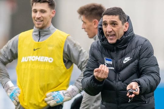 Hertha-Trainer Tayfun Korkut (r) sieht bei seiner Mannschaft keine Mentalitätsprobleme.