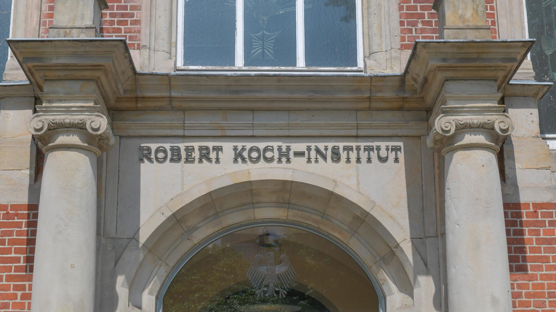 Blick auf das Robert Koch-Institut in Berlin (Archivbild): Die Bundesbehörde hatte den Genesenenstatus quasi über Nacht von sechs auf drei Monate verkürzt. Blick auf das Robert Koch-Institut in Berlin (Archivbild): Die Bundesbehörde hatte den Genesenenstatus quasi über Nacht von sechs auf drei Monate verkürzt.