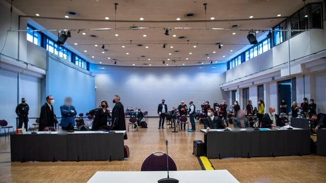 Die Angeklagten und Anwälte kommen zum Prozessbeginn in einen Saal der Weser-Ems-Hallen in Oldenburg, in die das Landgericht aus Platzgründen den Prozess verlegt hat.