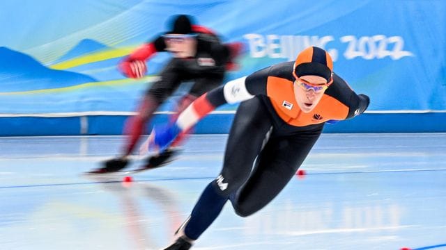 Die Eisschnellläuferin Ireen Wüst (r) aus den Niederlanden belegte bei ihrem letzten olympischen Rennen über 1000 Meter Rang sechs.