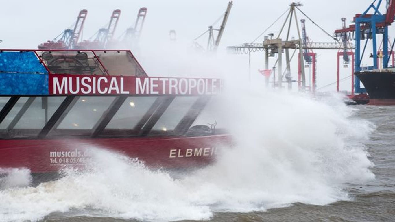 Eine Hafenfähre fährt im Sturm auf der Elbe (Symbolfoto).