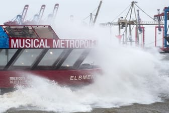 Eine Hafenfähre fährt im Sturm auf der Elbe (Symbolfoto).