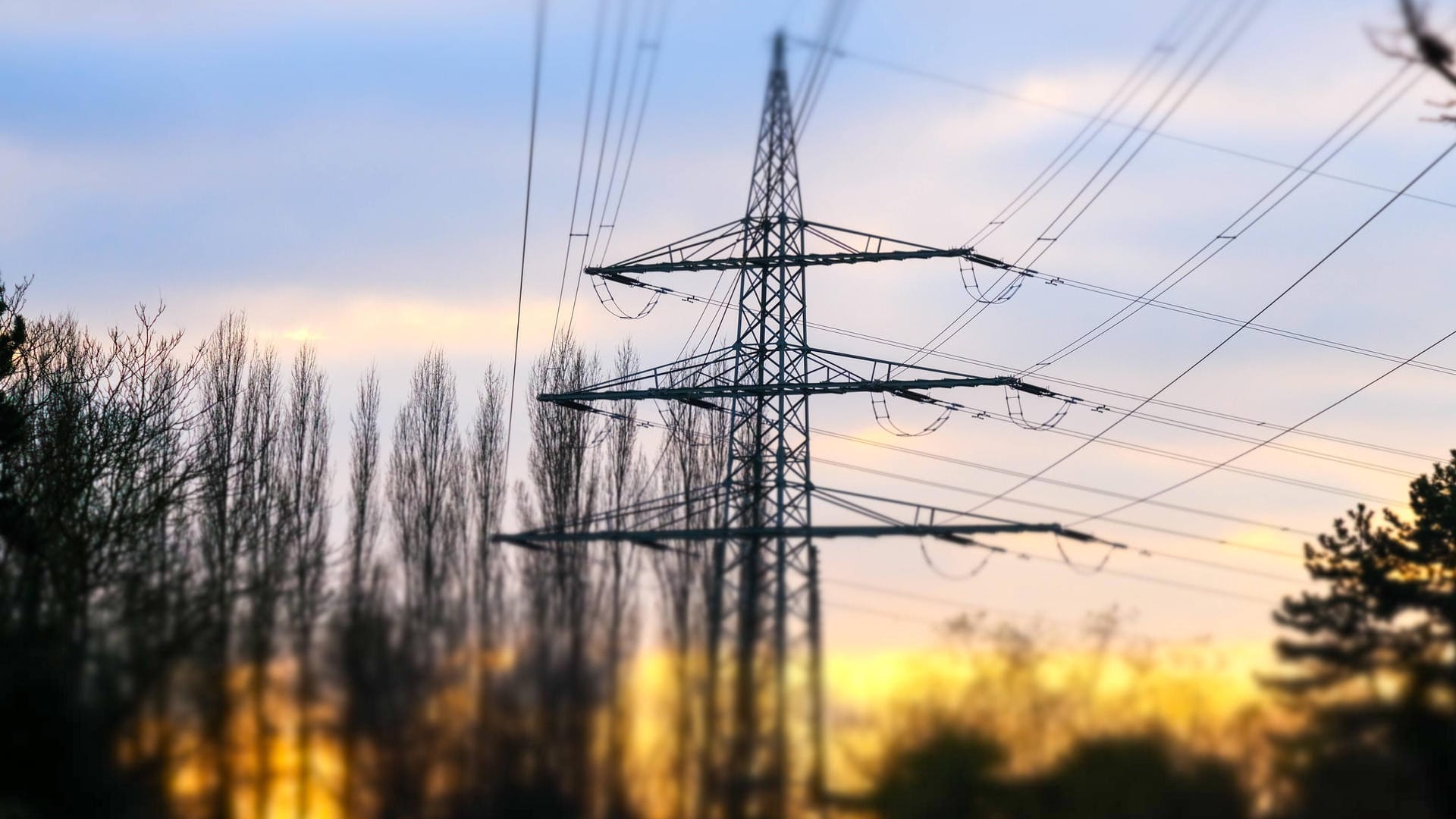 Strommast (Symbolbild): Mehr als 300.000 Haushalte waren am Donnerstag in Tschechien von Stromausfällen betroffen. Strommast (Symbolbild): Mehr als 300.000 Haushalte waren am Donnerstag in Tschechien von Stromausfällen betroffen.
