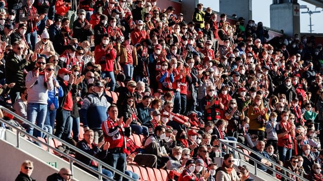 Fans von Ingolstadt feuern ihre Mannschaft an: Ab März dürfen die Stadionränge wieder bis zu 75 Prozent ausgelastet werden.