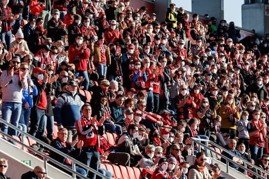 Fans von Ingolstadt feuern ihre Mannschaft an: Ab März dürfen die Stadionränge wieder bis zu 75 Prozent ausgelastet werden.