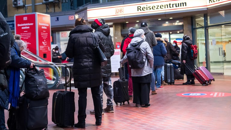 Reisende warten im Hauptbahnhof vor dem Reisezentrum. Sturmtief Ylenia sorgt für zahlreiche Zugausfälle.
