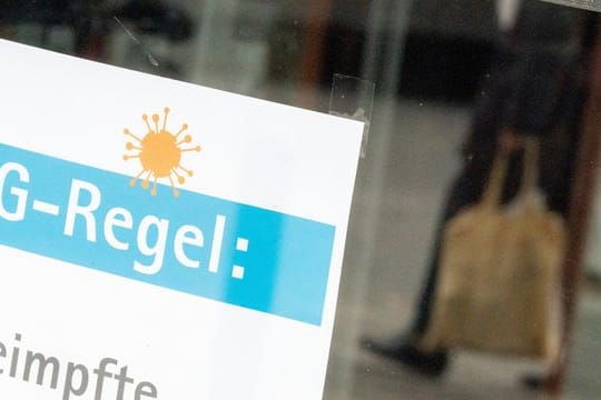 Zugangsbeschränkungen für Ungeimpfte beim Shopping werden dort, wo sie noch gelten, aufgehoben. Zugangsbeschränkungen für Ungeimpfte beim Shopping werden dort, wo sie noch gelten, aufgehoben.