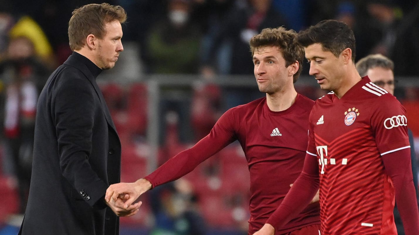 Julian Nagelsmann (l.) mit Thomas Müller (m.) und Robert Lewandowski: Das Spiel in Salzburg lief enttäuschend.