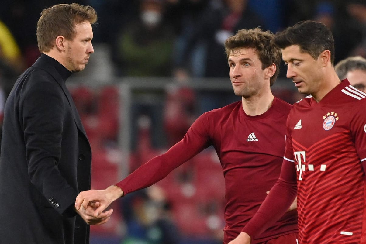 Julian Nagelsmann (l.) mit Thomas Müller (m.) und Robert Lewandowski: Das Spiel in Salzburg lief enttäuschend.