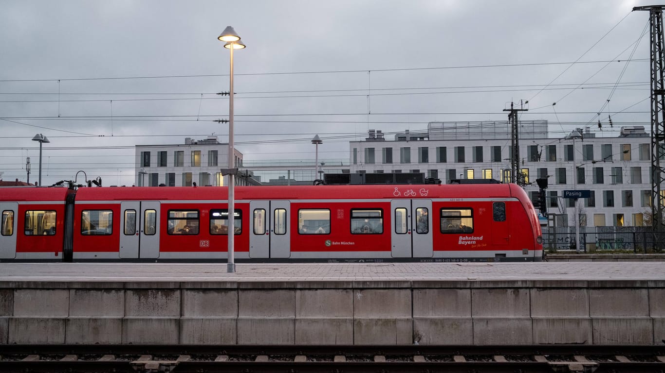 Eine S-Bahn am Bahnhof München-Pasing (Archivbild): Im Zugverkehr rund um München kommt es nach Sturmtief Ylenia zu Störungen.